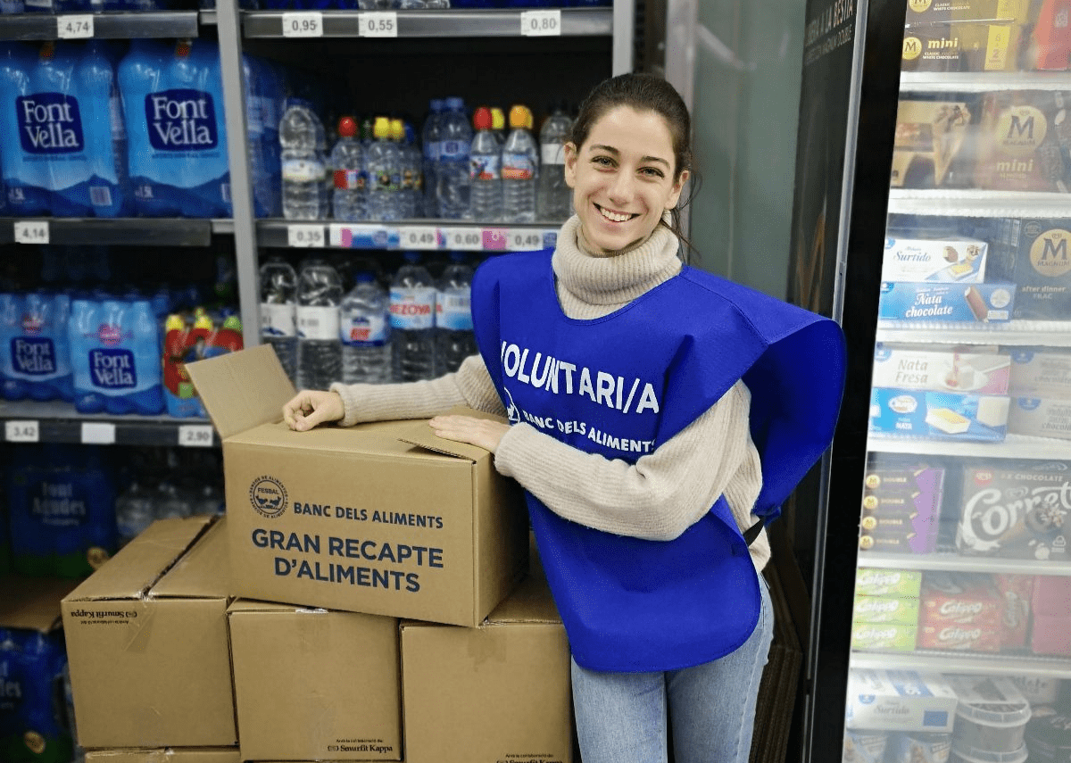 An NPAW employee volunteering for the Gran Recapte food collection campaign